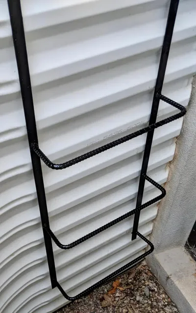 Window well ladder 